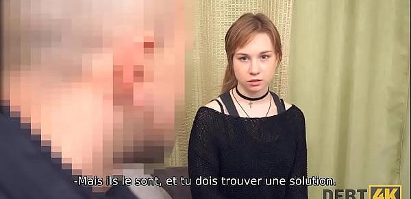  DEBT4k. Jolie jeune fille avec un tour de cou satisfait le boner du collecteur de dettes